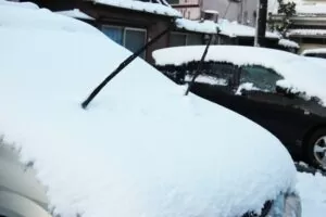 雪の日に車のワイパーを上げる理由って何？立てない方がいいこともある？１