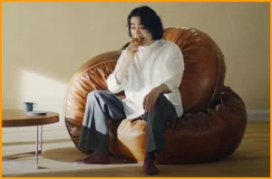 ミスドCMで菅田将暉が座っているソファーのメーカーと値段は？ドーナッツ型で話題！１